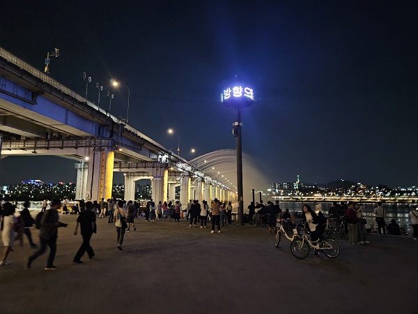 For the first time, I also saw the so-called Banpo water show. K-pop music was also played around that area. There was a high public speaker. 

Anyway it was a good day. Wish to hang out again. 