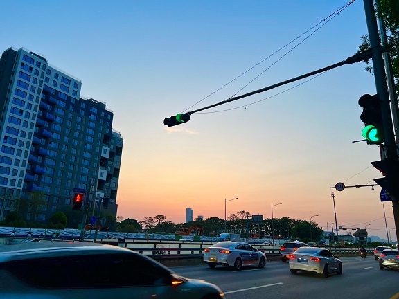 I originally wrote a blog about this topic, but unfortunately I deleted it with a wrong DB manupulation: DELETE FROM blogpost WHERE id = 7; :..( So I simply try to recover it here. 

   Last week, On some day, I went to Hang River with my friends H.S., J.H, and J.R. We were supposed to visit an art gallery after work, but H said the time would be too tight to look around. Therefore, he suggested to go to Hang River. The weather was getting warmer and warmer, so I thought it'd be a good idea. Plus, it also `sounds` HIP to go to Han River after work. It sounds like real Seoulers. 