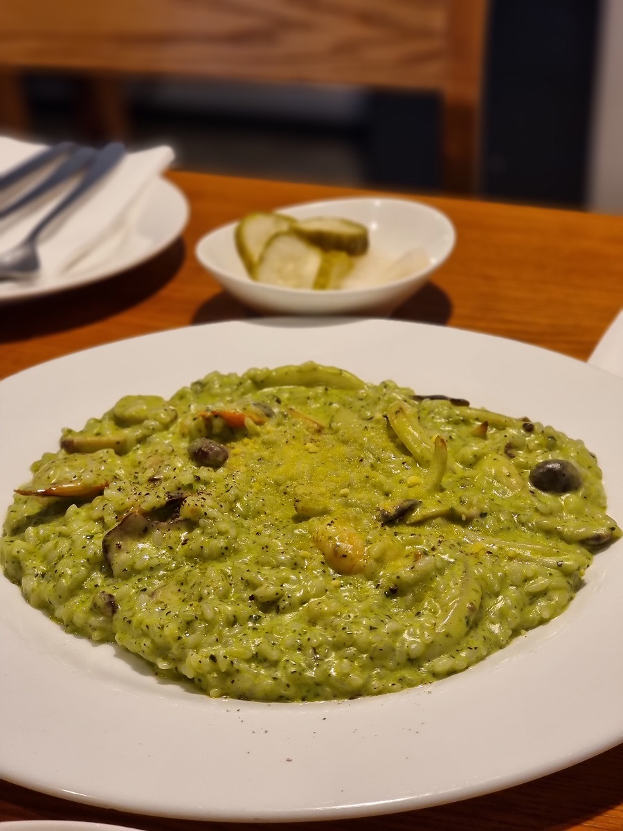 나와 아내를 만나게 해 준 고마운 모임 친구들도 오랜만에 만나서 청첩장을 전해줬다. 