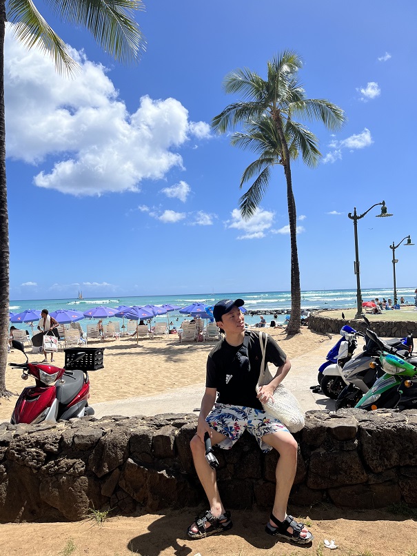 첫째날 수영, 둘째날 서핑을 했다. 노는 것도 체력이 있어야 한다. 하와이의 날씨는 무더웠다. 신기하게 한국이랑 다르게 습하지 않아서 그늘에 가면 서늘한 편인데 태양 자체는 워낙 따가워서 선글라스를 끼지 않고는 밖에 나가기 힘들 정도였다. 그리고 이때만 해도 해의 무서움을 잘 몰랐어서 선크림을 대충 발랐다가 화상을 입었다 ㅜㅜ 