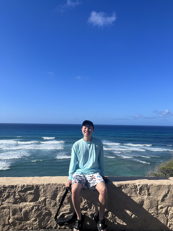 셋째날인가에 동부 해안선을 따라 버스를 타고 가는 투어를 신청해서 했다. 버스 전체에 아시아 사람이 나랑 아내 뿐이었다. 정말 외국인이 되어서 노는 기분! 중간에 레너드 베이커리 푸드 트럭에서 도너츠를 사 먹었는데 따뜻하고 맛있었지만 가격이 사악했다. 사실 하와이 물가는 한국보다 훨씬 비싸서 가격은 눈 감고 노는 게 마음이 편했다. 가다가 어떤 해변에서 거북이도 보고 거북이랑 같이 스노쿨링도 했다. 거북이를 만지지 못하게 돼 있지만 가끔 거북이가 주변을 훑고 지나간다. 