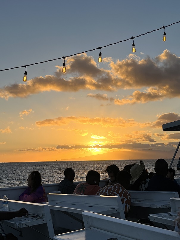 해가 지는 풍경이 멋있었다. 해가 져서 시원해져서 좋기도 했고 분위기도 좋았다. 버스 투어때와 비교해서 사람들도 훨씬 조용하다고 해야할까.. 훨씬 고상했던 것 같다. 버스 투어와 배 투어를 하루에 한 것이 흥미롭다. 사실 다른 날에 예약한 줄 알았는데, 시차 계산을 잘못했던 것이다. 