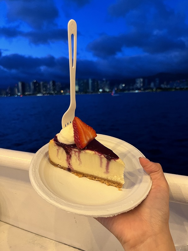 유람선에 타서 해질녘에 저녁도 먹고 후식으로 치즈 케잌도 나와서 먹었다. 미국인들은 치즈케잌을 사랑하는 것 같다. 1인당 1개씩 나왔다. Prince Kuhio Tour였나 이름이 그랬다. 이 투어는 기억에 남을 것 같다. 해질녘에 배를 타고 바다에 나가는 분위기가 엄청 좋았다. 다만, 해가 지기 전에는 태양이 너무 너무 강했다. 