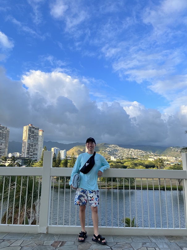 호텔 수영장에 가는 길. 복장은 모든 사진이 비슷하지만 놀랍게도 대부분 다른 날에 찍은 사진이다. 뒷 배경은 운하 뒤로 펼쳐진 호놀롤루의 시가지이다. 