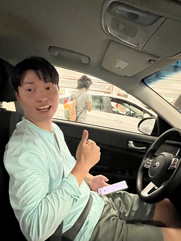 차도 렌트해서 놀았다. 내가 차를 몰고 동부 해안 도로를 따라 달릴줄이야... 원래 그럴 일이 없었는데, 하나우마베이에 놀러가다가 주차장에 못 들어가서 한 바퀴 뱅 도는 상황이 펼쳐졌다. 이에 따라 강제로 동부 해안 절벽길을 드라이브 했다. 살아남은 내가 자랑스럽다. 물론 하와이 운전은 한국보단 쉽다. 사람들이 훨씬 방어적으로 운전해주고 속도도 낮다. 그러나 동부 해안 도로는 좁아서 위험하니 조심해야한다. 