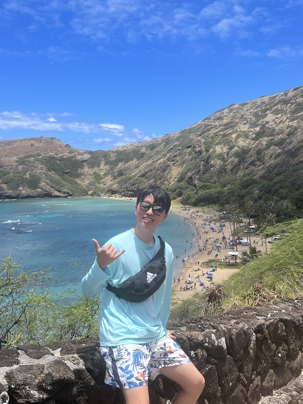 하나우마 베이를 뒤로 두고 찍은 사진. 단연 하나우마 베이에서의 스노클링 경험은 최고라 할 수 있었다. 산호초가 넓게 펼쳐져서 물고기도 많이 볼 수 있는 곳이다. 해변가에 왠 생물체가 쓰러져 있었는데, 알고보니 자고 있는 물개였다. 가만히 있어서 죽은 줄 알았다. 햇빛도 엄청 뜨겁고 사람도 많은데 잘 자는 걸 보니 물개들은 어디서나 잘 자는 것 같다. 물개 사진은 귀찮아서 안 올리기로 했다. 상상으로 볼 수 있다. 