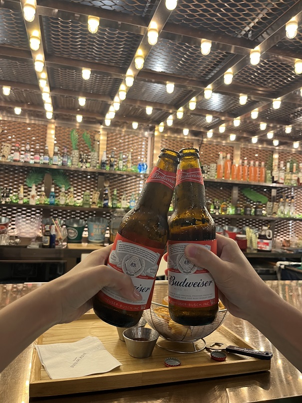 저녁에는 호텔에 가서 놀았다. 호텔 지붕에 수영장과 바가 있었는데, 수영장에서 온수가 나와서 수영하기가 좋았다. 비가 와도 사람들이 수영장에서 놀았다. 소래포구 쪽도 많이 발전한 것 같아서 왠지 뿌듯했다. 인천이 점점 더 발전하는 것 같다. 