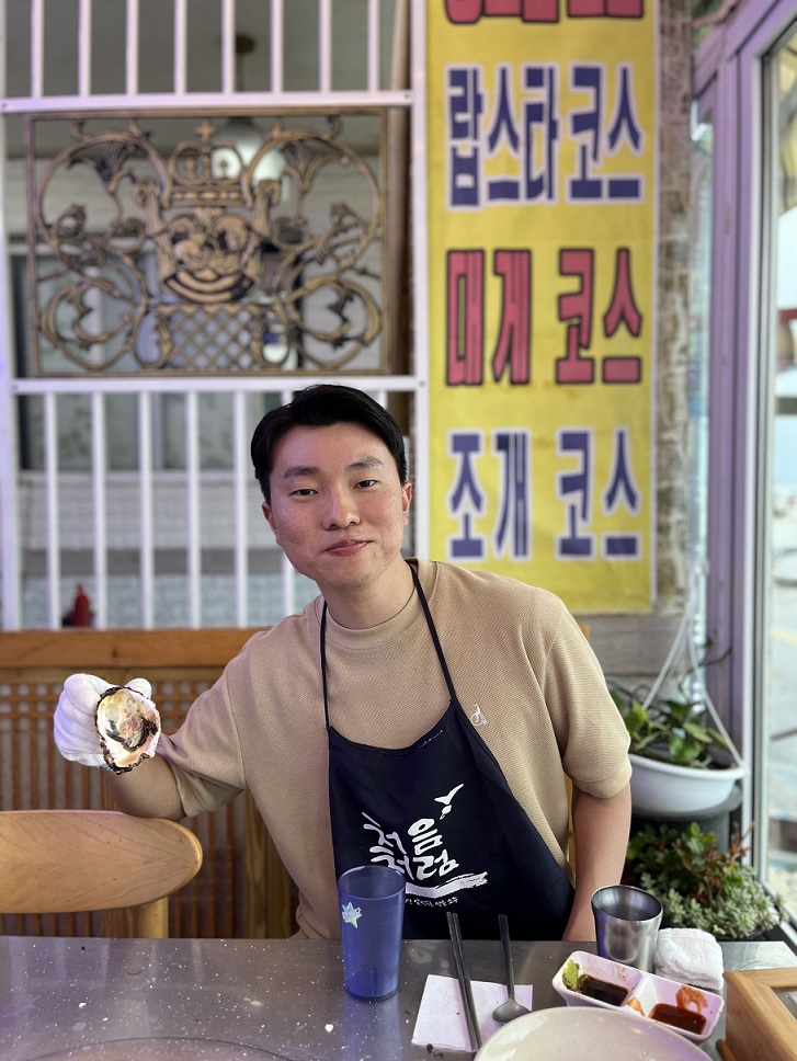 석화는 구울 때 탁 탁 튀어 오르고는 재가 떨어졌다. 껍데기가 석회질?로 되어 있어서 그렇다나. 아무튼 달걀 폭탄이 터지는 느낌이었다. 석화를 구울 때는 조심해야 한다. 석화 구이는 음식을 먹었다기 보다 한껏 액티비티를 즐기고 온 느낌이 들었다. 비 오는 날 해산물, 특히 굴은 조심해야 한다고 들어서 나중에 배가 아프지 않을까 걱정되었다. 그래서 이런 때엔 완전히 익혀서 먹는게 좋은 것 같다. (나중에 다행이 아프진 않았다.)