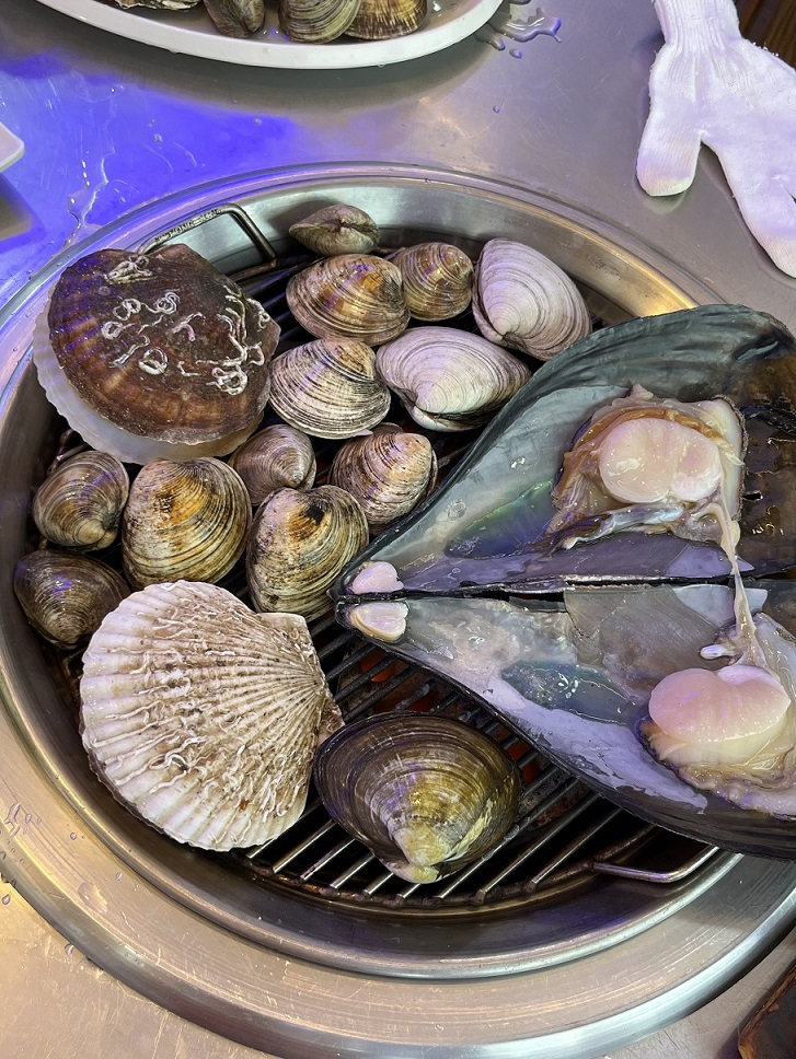 배고파서 점심을 먹으러 갔다. 칼국수를 먹을까 하다가 그래도 오이도에서 조개구이 한 번 먹어보고 싶어서 조개구이 집을 갔다. 예전에 친구와 월미도에서 먹어본 이후로 처음이니, 상당히 오랜만이었다. 비가 오는 날이라 가게 안에도 손님이 거의 없었다. 조개구이는 2명에 6만원 정도 했는데, 월미도 가격이라 비슷했던 것 같다. 게다가 연탄을 갖고 굽고, 사장님과 직원분이 직접 구워주셨다. 손님이 없어서 나름 행운이었다. 