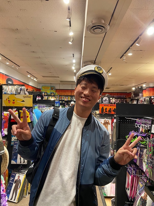 ## Autumn's Wardrobe: The Fashion of Falling Temperatures
As it became October, the temperature rapidly dropped in this month. Now it is a single digit above zero. People started to wear jackets and coats. It’s interesting to see the diverse people in their outfits. There are various people wearing various clothes. I like this colorfulness.