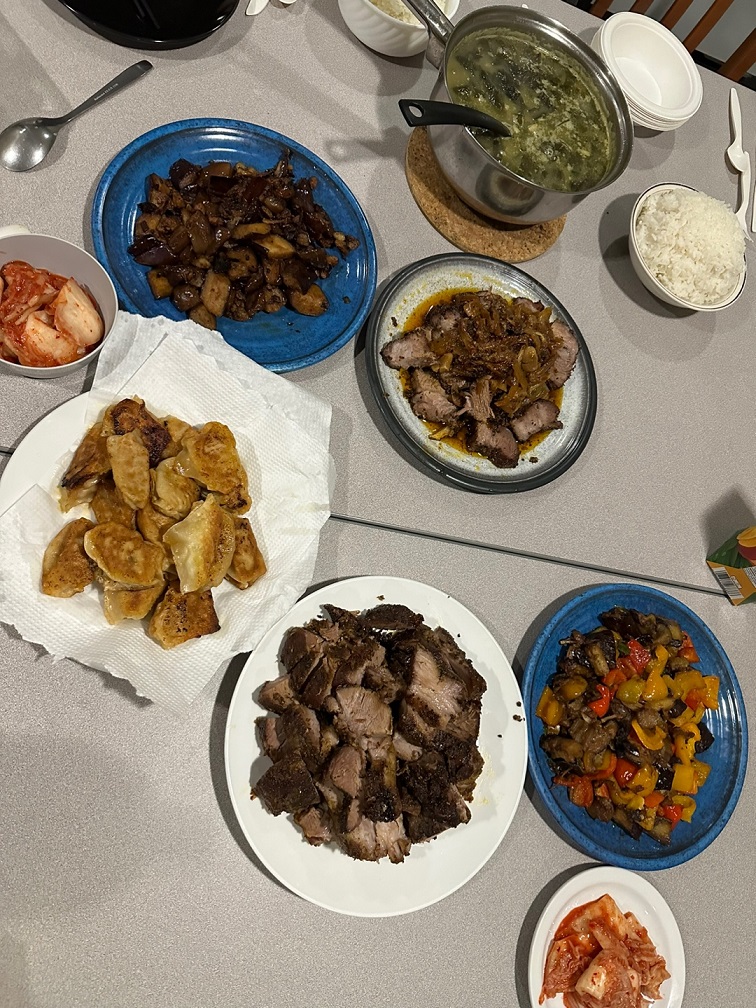 친구 생일 때는 풀드 포크 바베큐를 준비하기도 했다. 예전에 루닛 다닐 때 친구인 선욱님이 만들어 준 적이 있었는데 너무 감동 받아서 그걸 재현해보기로 했다. 분명 레시피대로 했는데 왠일인지 고기가 좀 딱딱하게 나와서 포크로 찢기가 불가능해서 그냥 칼로 썰어서 먹었다. 그래도 맛있었다. 아마 고기를 호일로 싸거나 해서 수분이 날아가는 걸 막아야 했던 것 같다. 