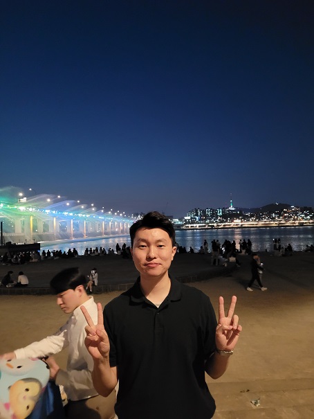 On the way Hang River, we bought some things to eat as dinner. I guess we brought some hamburgers and some juice. I like burgers. There were soooooooooooooooooooo many people around Han River. There're many subway stations where we can head to Han River. We went through the Express Terminal station. We sat down on the stairs in a round manner like other people, and ate, talking about the works and the beauty of the scenery. It was a good moment. 