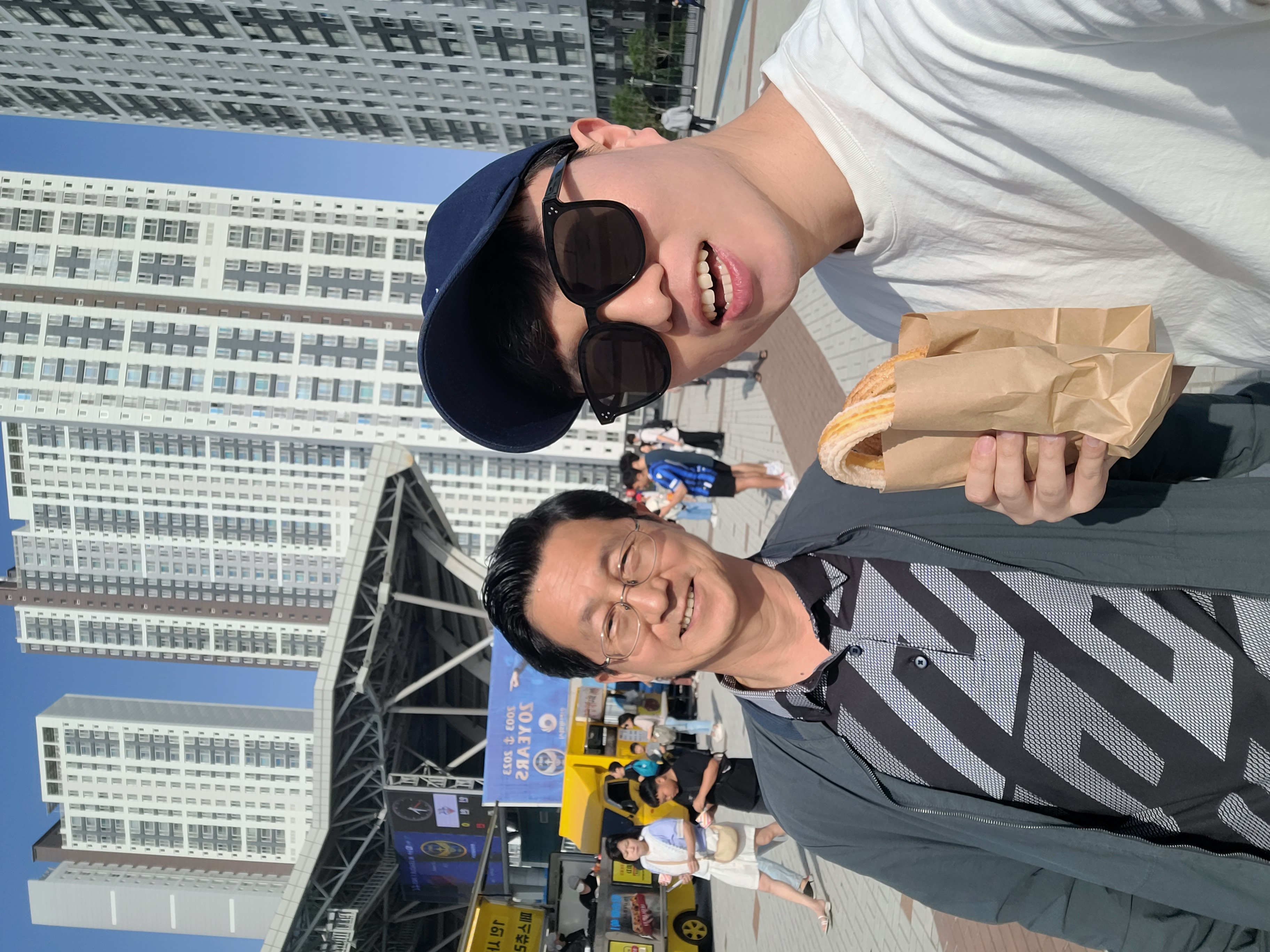 지난 20일에 아빠와 함께 인천 축구전용경기장에 K리그 경기를 보러 다녀왔다. 사실 K리그 경기를 보러간 것은 태어나서 처음인가 두번째인거 같다. 그래도 저번에 수원 경기를 보았을 때 재미있었고 야구 경기도 최근에 봤을 때 재밌었어서 스포츠 경기를 보면 좋겠다는 생각이 들었다. 

   야구는 사람이 많지만 K리그는 사람이 별로 없을 것 같았다. 그런데 막상 경기장 주변에 도착하니 차를 댈 곳이 없을 정도로 차가 많았고 사람들도 엄청 많았다. 어찌저찌 주차를 한 뒤에 표를 발권하고, 츄러스와 닭꼬치를 샀다. 아빠는 눈꽃 츄러스를 먹고, 나는 시나몬 츄러스를 먹었다. 곧 경기가 시작되었다. 인천 vs 광주였는데, 광주 팬들은 한 쪽 골대 뒤에 공간을 차지하고 매우 크게 응원을 했다. 그도 그럴 것이 광주 팬인데 인천까지 와서 K리그 응원을 한다는 것은 축구에 대한 열정이 매우 넘치거나, 축구 선수들 중에 아는 사람이 있거나, 아니면 원래 광주 사람인데 인천에 와서 살게 되었거나 그 중 하나일 것이 분명했다. 
