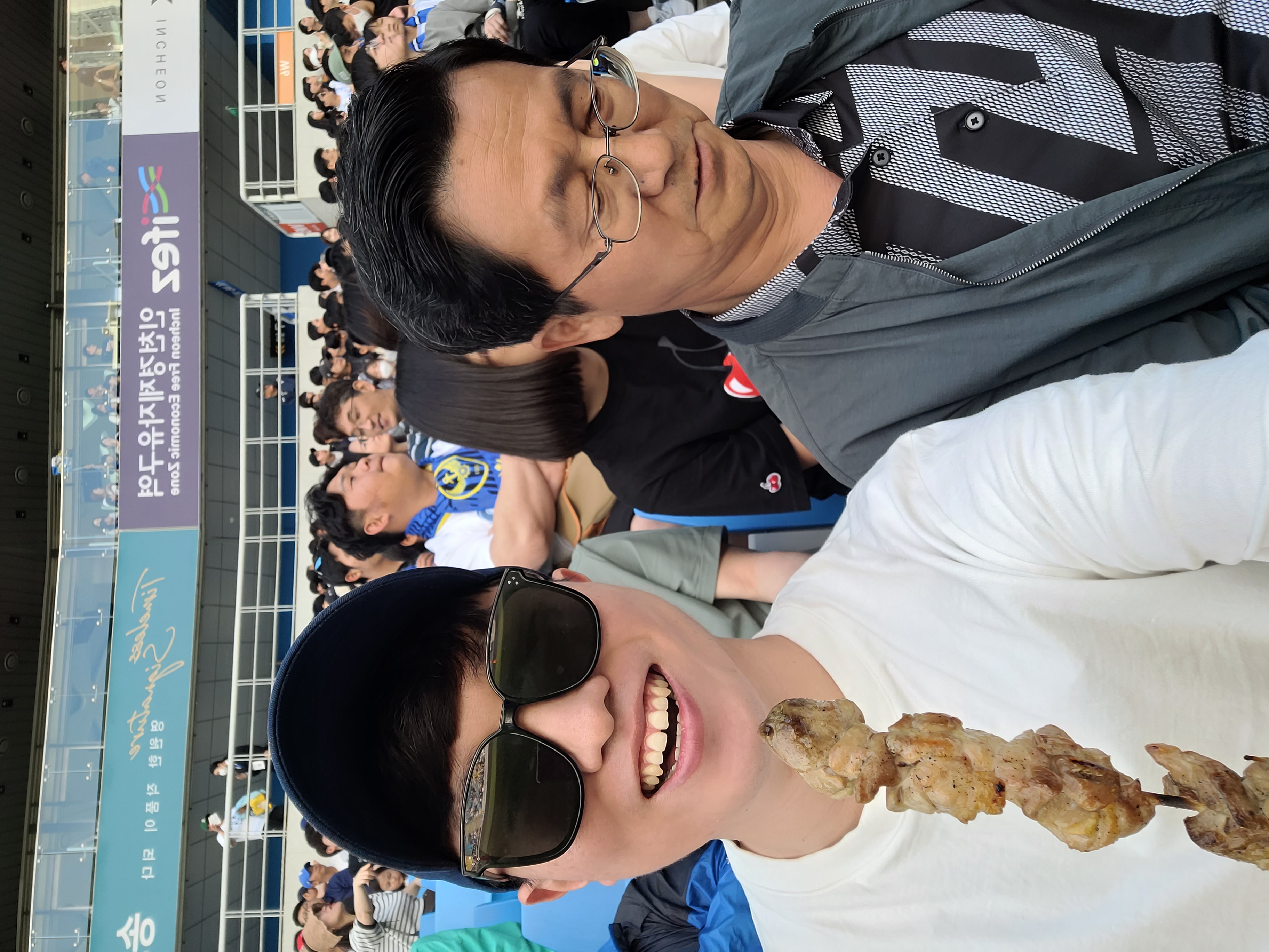 그 날 경기력은 광주가 좀 더 좋았던 것 같다. 광주가 중단거리 패스를 찔러 주는 것을 훨씬 잘해서 골을 넣을만한 상황을 더 자주 만들었다. 반면 전반전에 인천은 좌측 윙에 있는 에르디난드? 어떤 외국인 선수에게 공격을 많이 의존했다. 전반전에 1골을 먹혔다. 내 왼쪽에 어떤 여자 꼬마애가 앉았는데 자기 아빠한테 자꾸 인천은 왜 이렇게 축구를 못 하냐고 물어봤다. 애들도 보면 다 아나보다. ㅜㅜㅜㅜㅜ
