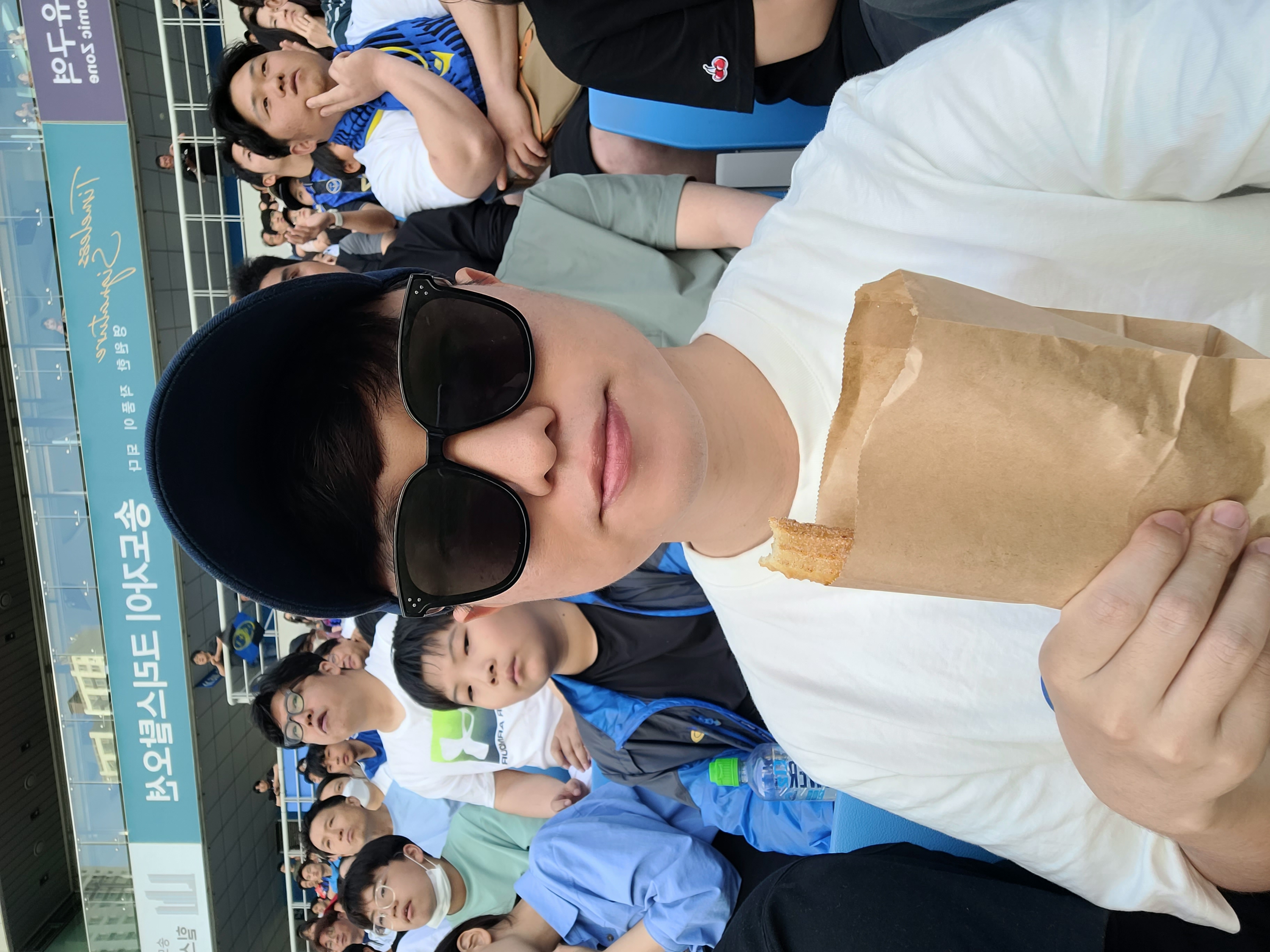 사실 그날은 꼬마 팬들이 상당히 많았다. 귀여웠다. 인천~ 골~ 하면서 응원을 하고 골을 못 넣어도 괜찮아 괜찮아를 외쳤다. 스포츠 관람 문화가 좋은 교육이 될지도. 아무튼 애들은 낯가림이 없기도 해서 응원을 큰 소리로 아주 열심히 하는 것이었다. 광주팬들 저리 가라고 할 정도로. 뭔가 힘이 났다. 
