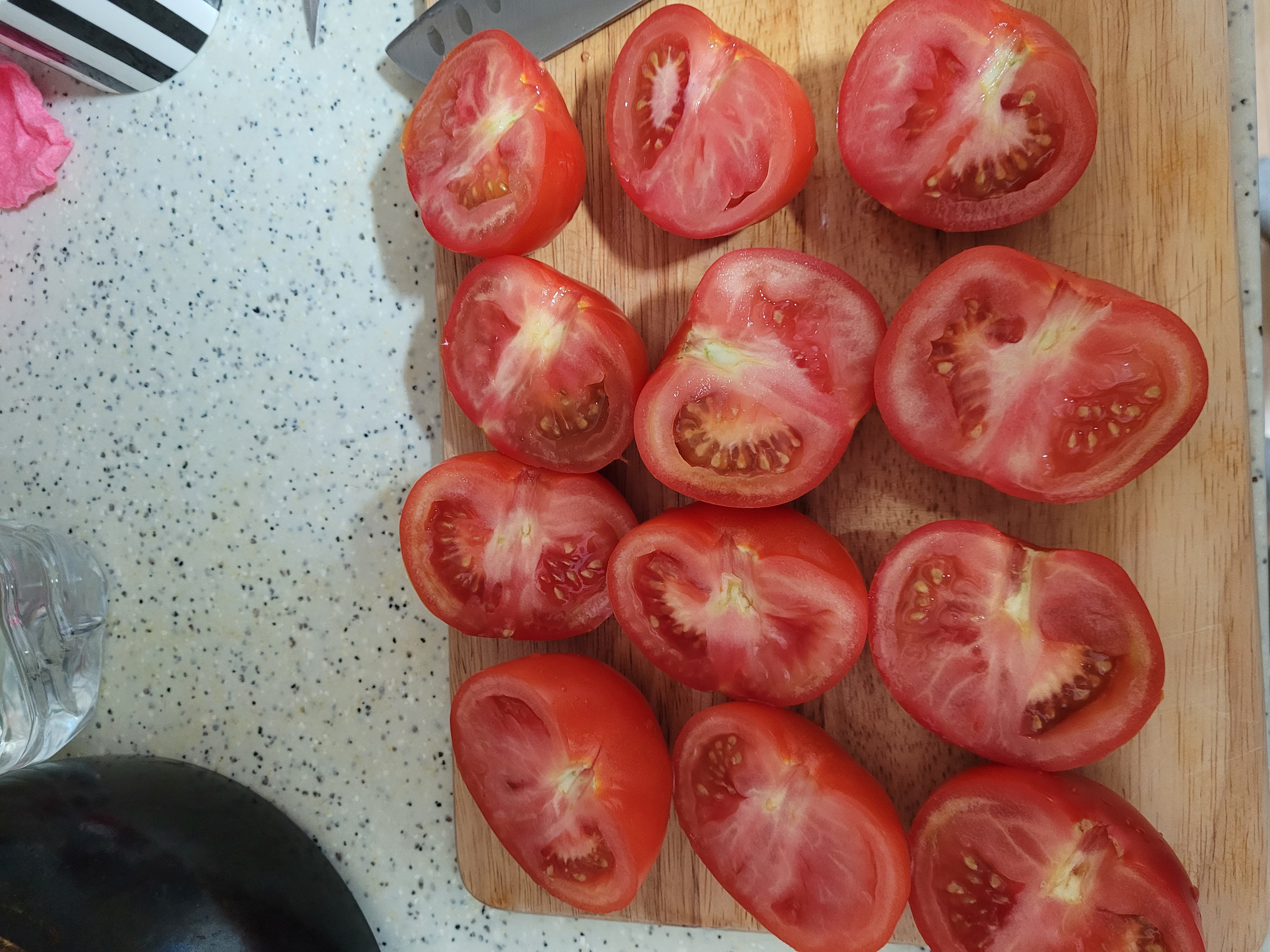 요즘 심심하기도 하고, 어차피 하루 종일 박사 준비 공부만 할 수도 없고 하니까 요리를 살짝 해서 먹고 있다. 그러다가 유투브에서 다음 영상을 봤던 것이다: https://www.youtube.com/watch?v=KSuDeveq2x0&t=560s. 애초에 난 탕수육을 좋아한다. 중국 음식을 대부분 좋아하고 그 중에서도 사천식 탕수육? 광동식 탕수육? 그런걸 엄청 좋아한다. 맛있으니까. 