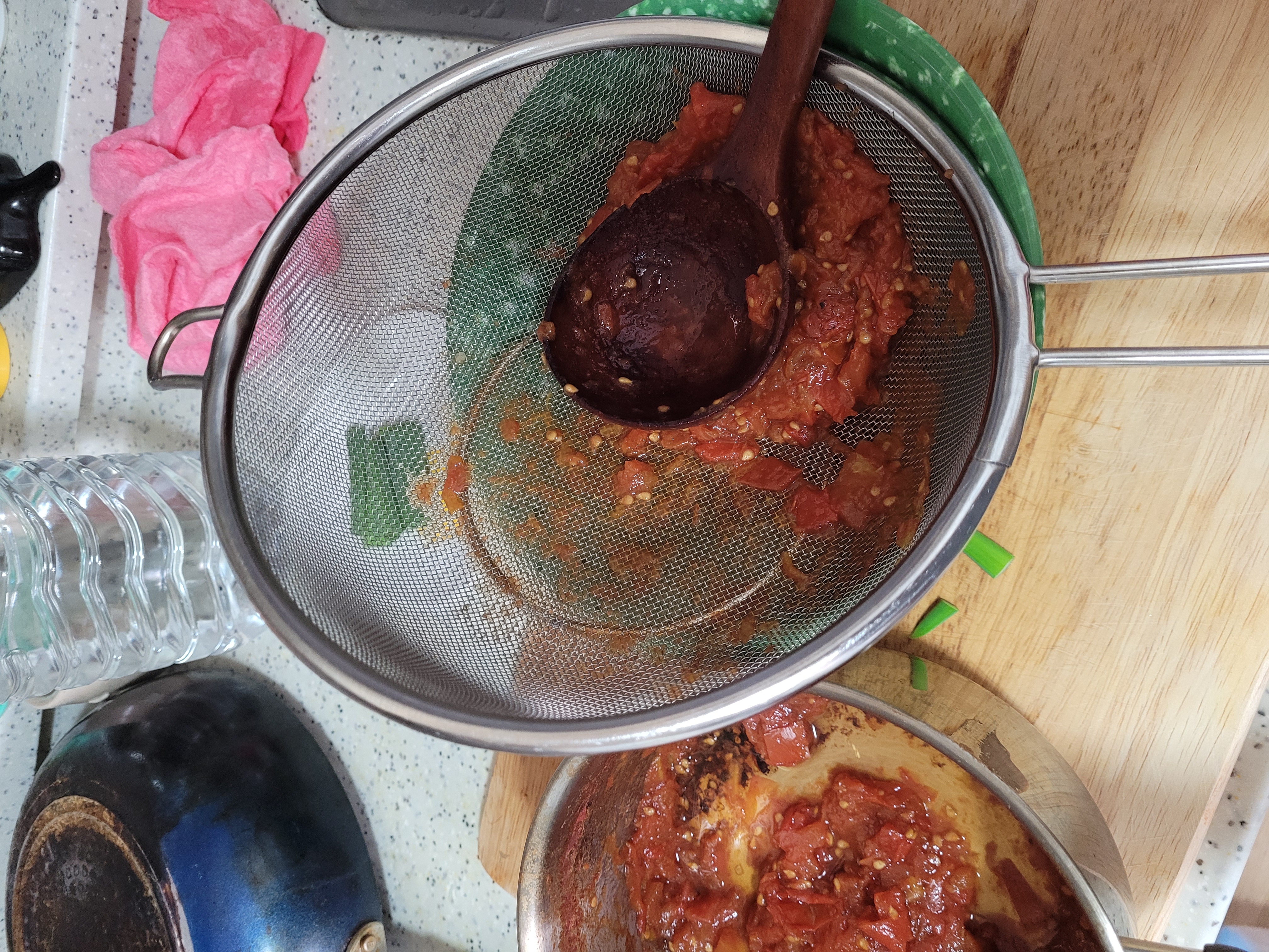 그래서 오늘 아침부터 케첩을 만들기 시작했다. 우선 토마토들을 잘게 썬 다음 비닐 장갑을 양손에 끼고 토마토를 열심히 으깨준다. 약간 딸기쨈 만들 때랑 비슷한 것 같다. 그 다음 냄비에 넣고 중불로 15분, 약불로 20분 끓여야 한다. 이때 중간에 거품 같은 것을 걷어내 주자. 유투브 영상에는 월계수 잎도 넣고, 양파도 넣었지만 난 그냥 토마토만 넣었다. 