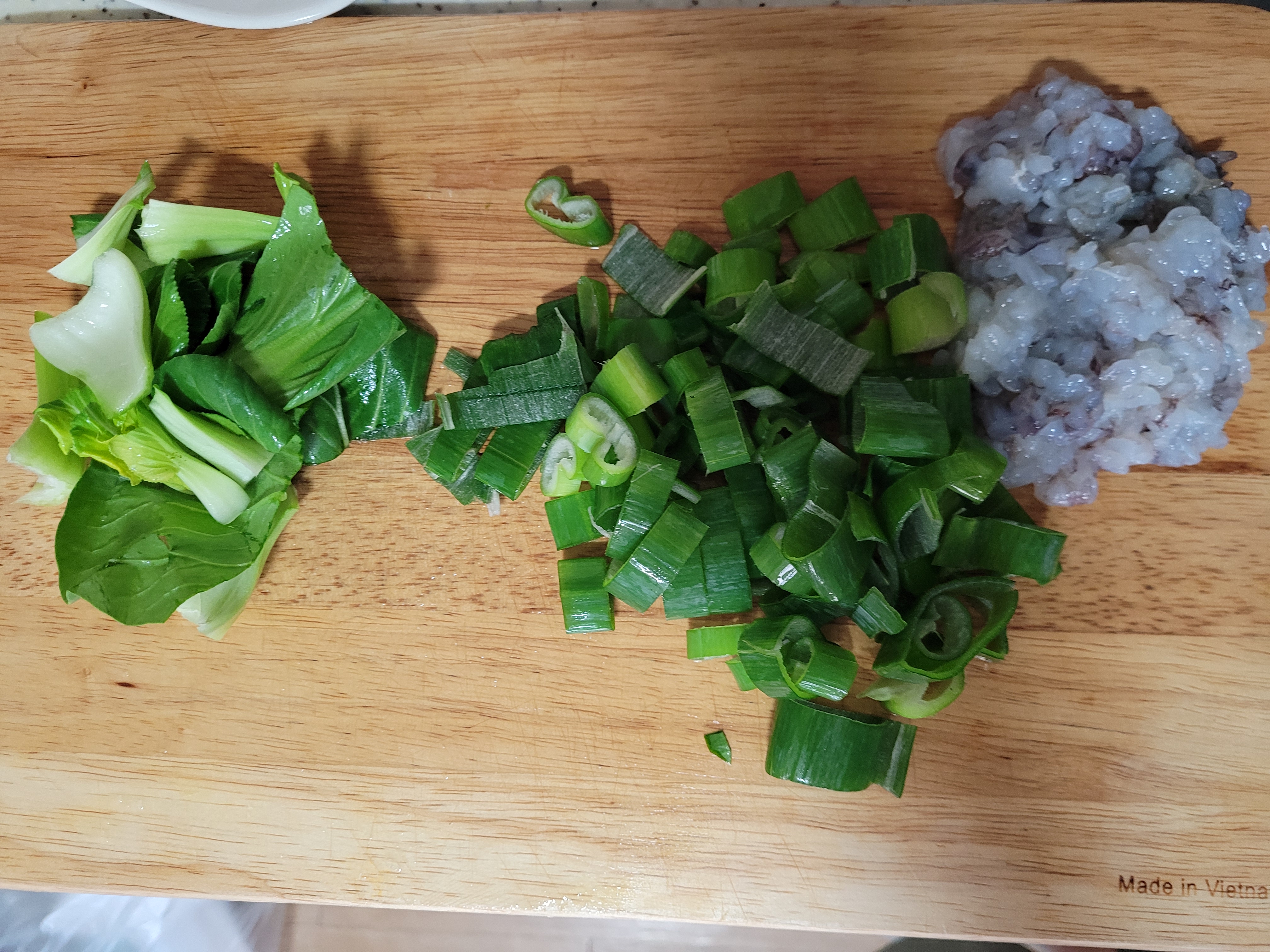 신이 나서 유리병에 옮겨 담고 나서 새우볼을 만들기로 했다. 원래는 광동식 탕수육이지만 돼지고기가 없고 블랙타이거 새우가 있으므로 새우볼로 대체하기로 했다. 뭐 어떻게든 되겠지. 