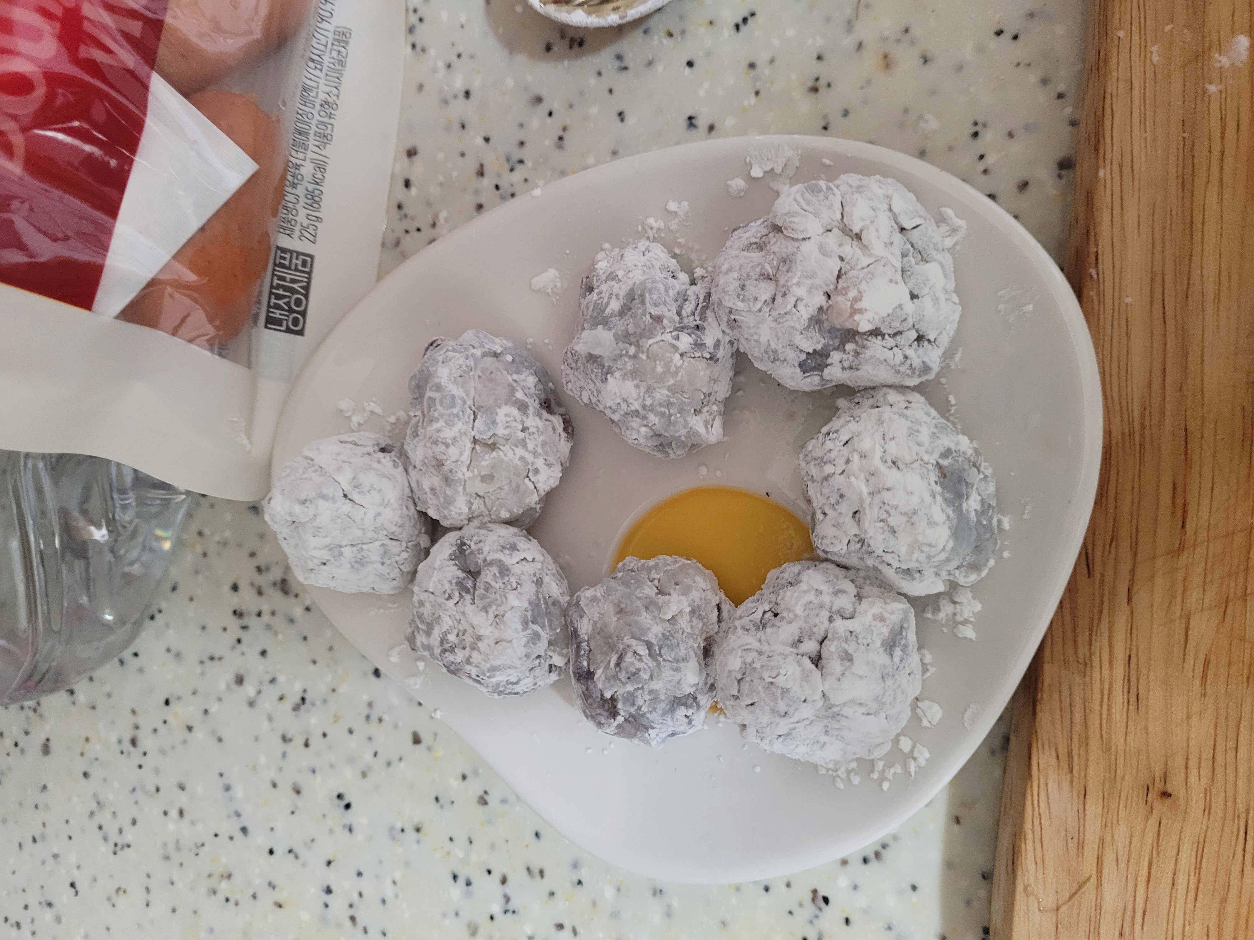 새우를 다져서 전분 가루를 뿌려서 동그랗게 말아준다. 청경채와 파도 썰었다. 원래라면 파인애플과 청경채, 방울토마토가 들어가는 것 같지만 뭐 상관 없다. 