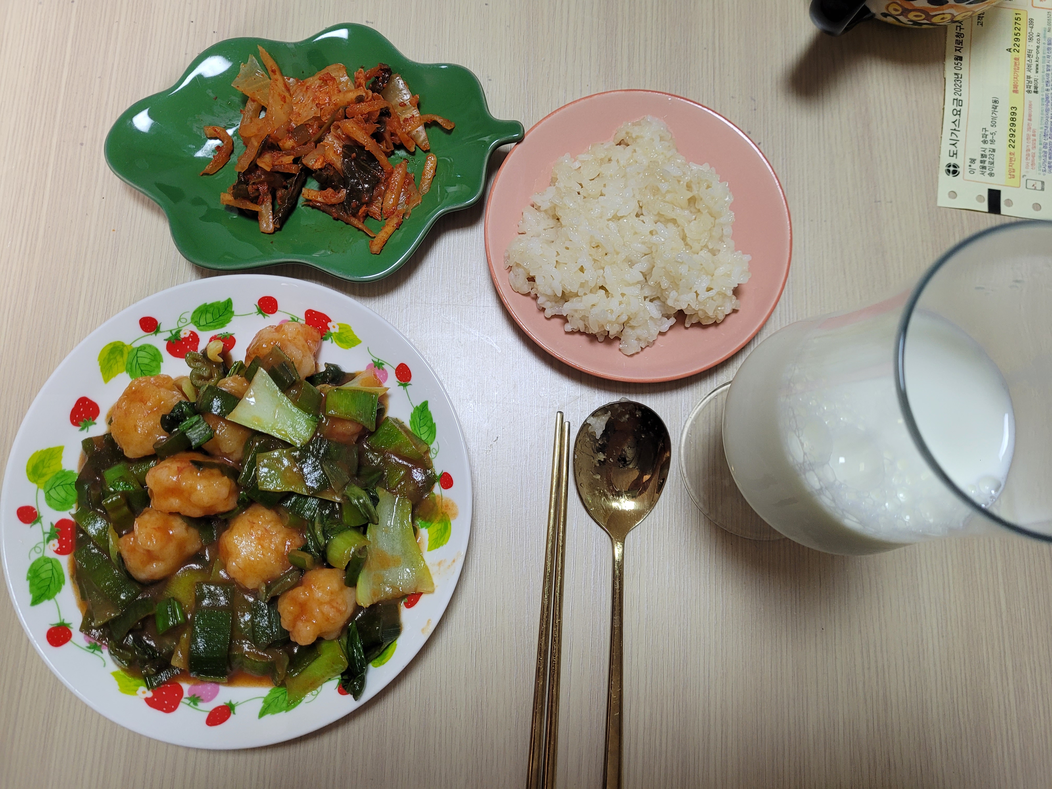 마지막으로 새우볼과 채소, 케첩 소스를 버무리고 설탕을 넣고 볶았다. 전분 물로 농도를 조절해주면 끝이다. 완성. 대박 맛있었다!! 하지만 다음에 또 해먹기엔... 노동력이 너무 많이 필요하다. 케첩이나 한 번 더 만들어 놔야겠다. 