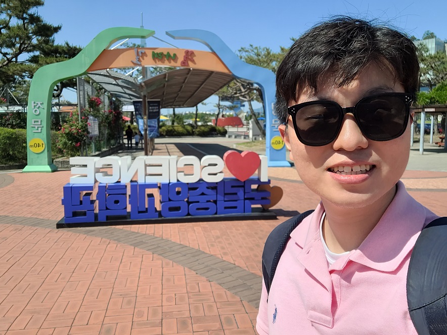 그러고 나서 다음날까지 할 게 없어서 날 국립중앙박물관에 떨궈 달라고 했다. 가본 적은 없지만 가보고 싶은 곳 중에 하나였다. 무엇보다 대전은 과학의 도시가 아닌가? 그렇게 호기롭게 국립중앙박물관으로 갔다. 정문에 도달하니 아이들을 데려온 부모님들이 주를 이었다. 애들이 여기저기 뛰어다녔다. "나도 어릴 때 저랬는데~~~" 하는 생각이 들었다. 