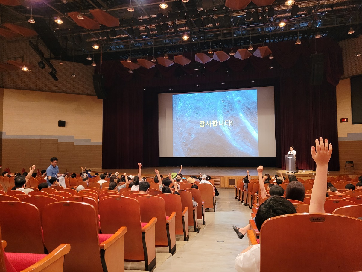 나로호였나 다누리호였나 최근에 발사에 성공한 인공위성을 개발하신 박사분이 강연을 하고 계셨다. 거의 끝날 즈음에 들어가서 질문 타임이었는데, 아이들이 열심히 손을 들고 질문을 하고 있었다. 애들의 질문 수준이 꽤나 높아서 놀랐다. "달에서 채취한 자원으로 지구의 기후 문제를 해결할 수 있나요?", "라그랑지안 포인트에 대해 다시 설명해주실 수 있나요?", "항공우주연구원 연봉은 얼마나 되나요?", "다누리호는 아르테미스 미션에서 무엇을 하게 되나요?", "In-situ resource utilization에 대해 설명해주세요" 등 다양한 질문이 있었다. 우주 쓰레기 처리에 관한 질문도 있었다. 대한민국의 미래는 밝은가보다 하고 생각했다. 나중에 자리 잡으면 대전에서 애들을 키우는 것도 나쁘지 않겠다고 생각했다. 