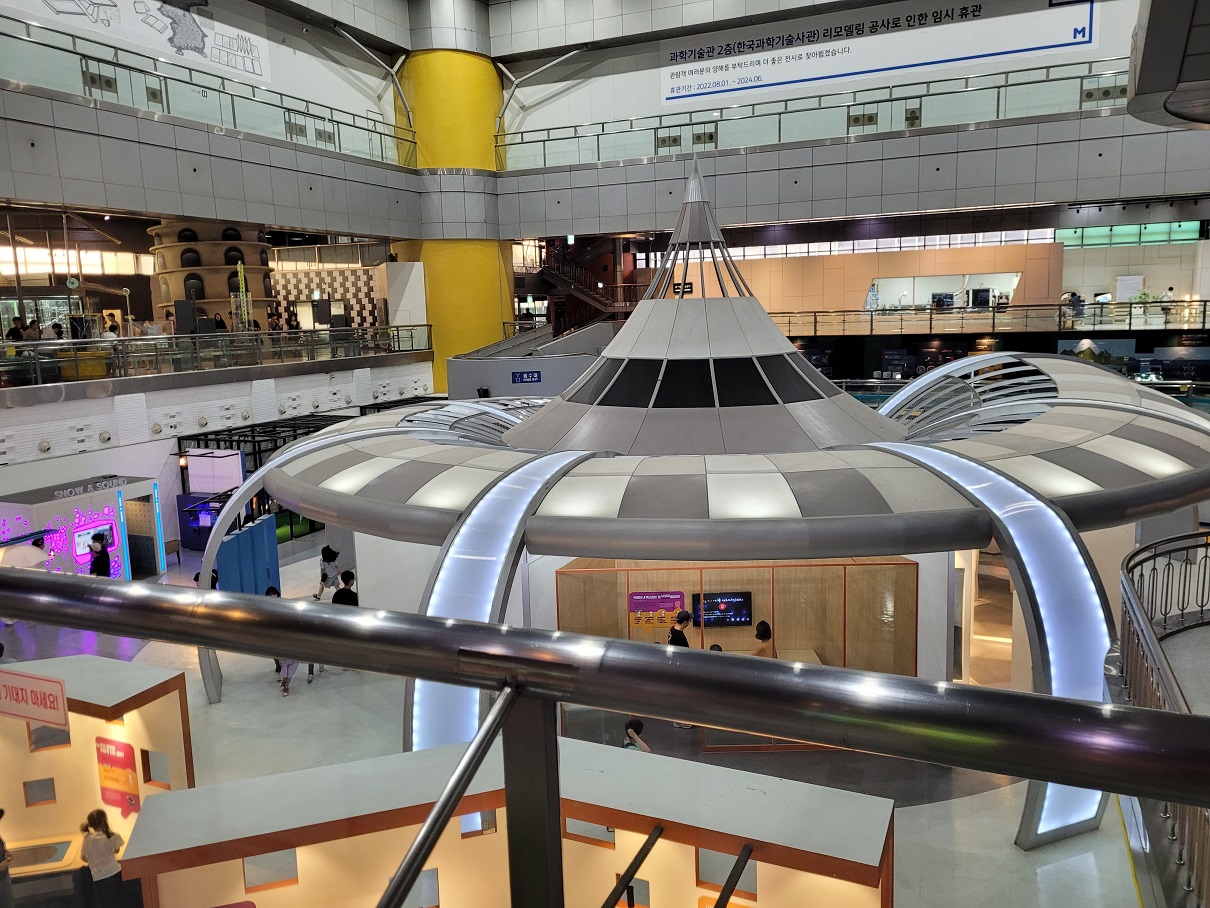 그 다음 미래기술관인가로 들어갔다. 역시 아이들 천지였다. 아쉽게도 2층은 리모델링 기간이라 관람할 수 없었고 1층과 지하1층만 관람이 가능했다. 오른쪽부터 동그랗게 돌았는데 아주 좋은 과학 내용들을 재미있게 접할 수 있었다. 