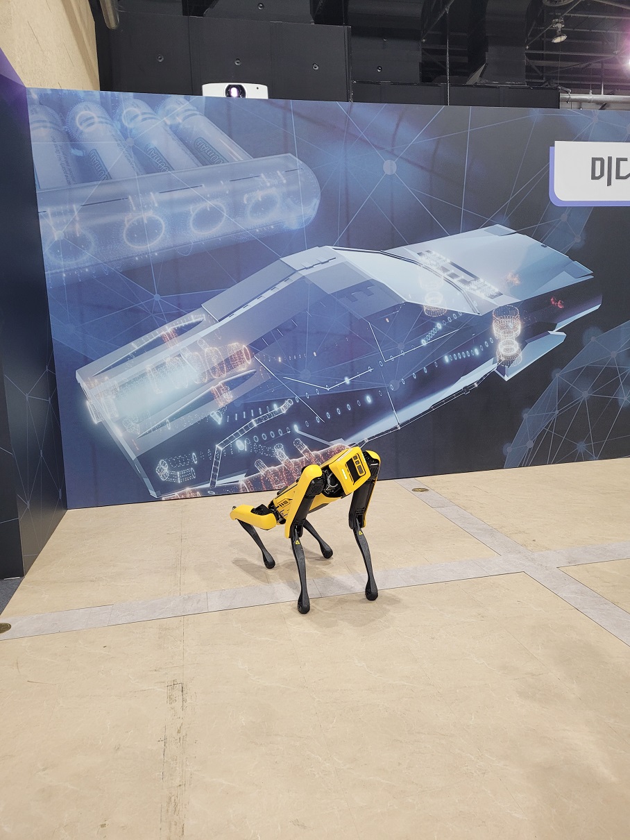 로봇 강아지도 만났다. 발로 차도 안 넘어지는지 확인해보고 싶었지만 조종하는 사람이 있고 아이들도 많아서 실행하지는 않았다. 