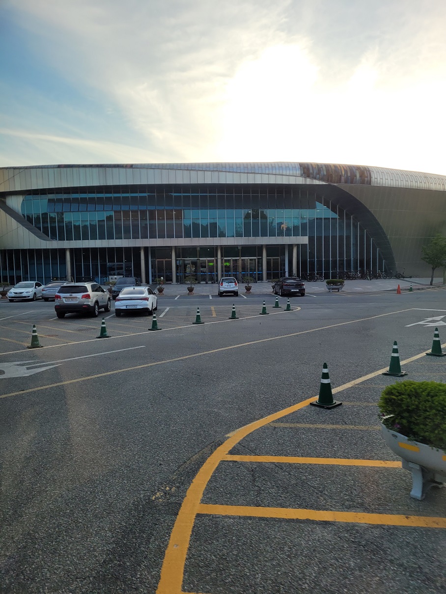 버스를 타고 도중에 "그 학교"도 지나치다가 