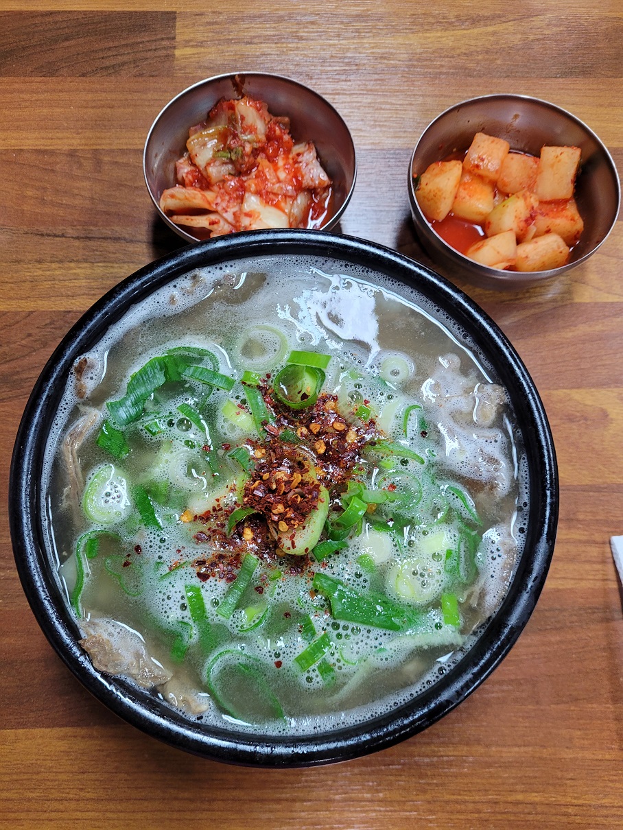 태평소국밥에서 저녁을 먹었다. 옆 테이블이 너무 가까워서 본의아니게 이야기 내용이 들렸는데, 카이스트 학생들이었다. 박사를 가고 싶은 학생이었는데, 다른 지역에 있는 여자친구와 최근에 해당 문제로 헤어졌다고 했다. 대전에서 박사를 가면 최소 4년이 추가되기 때문에, 곧 서울인가로 오는 줄 알고 기대하고 있었던 여자친구는 실망을 했다고 한다. 현실적인 문제에 응원을 해주고 싶었다. 화이팅! 