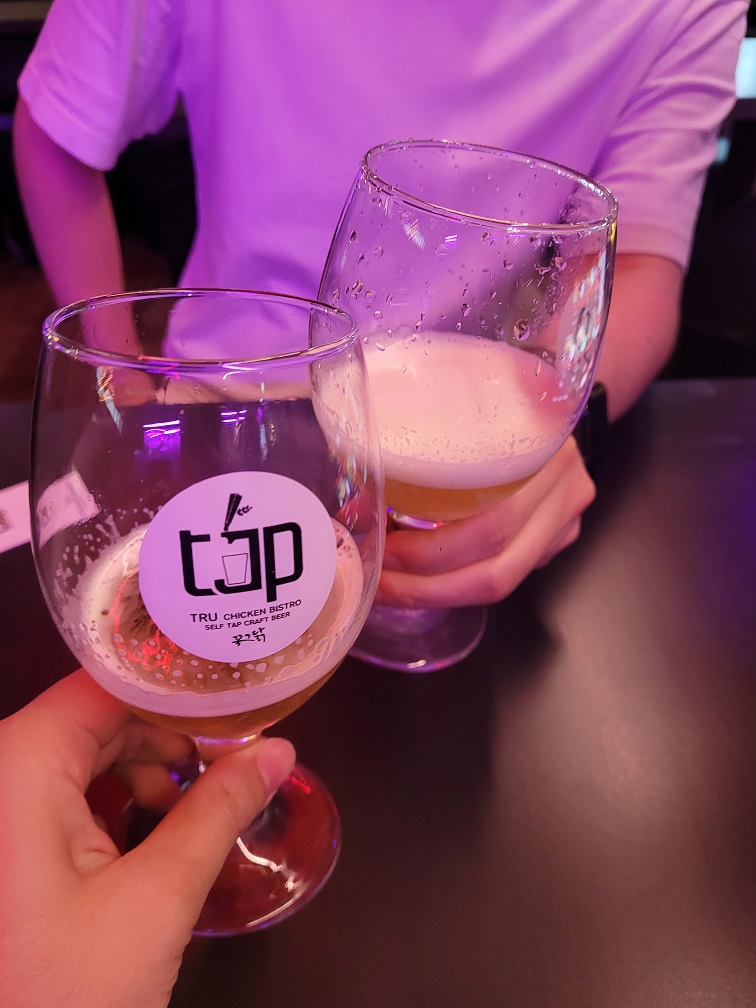 요즘 나의 일상 자체가 청첩장 모임이다. 고향 친구인 진모도 만나서 전해줬고