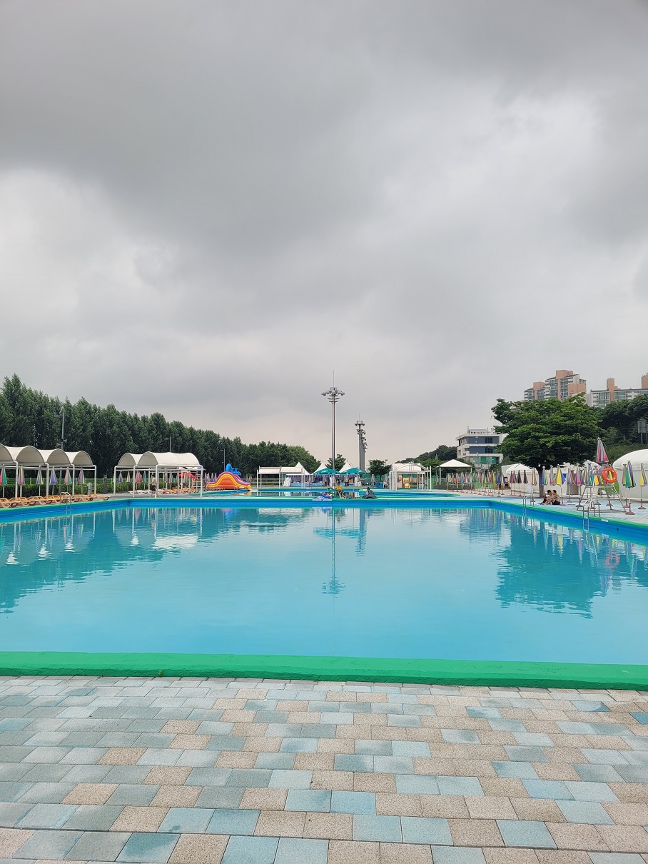 바로 표를 구입하고 들어갔다. 수영을 하려면 모자가 필수라고 해서 거기서 수영모도 하나 샀다. 수영장은 꽤나 넓었는데 사람이 거의 없었다. 