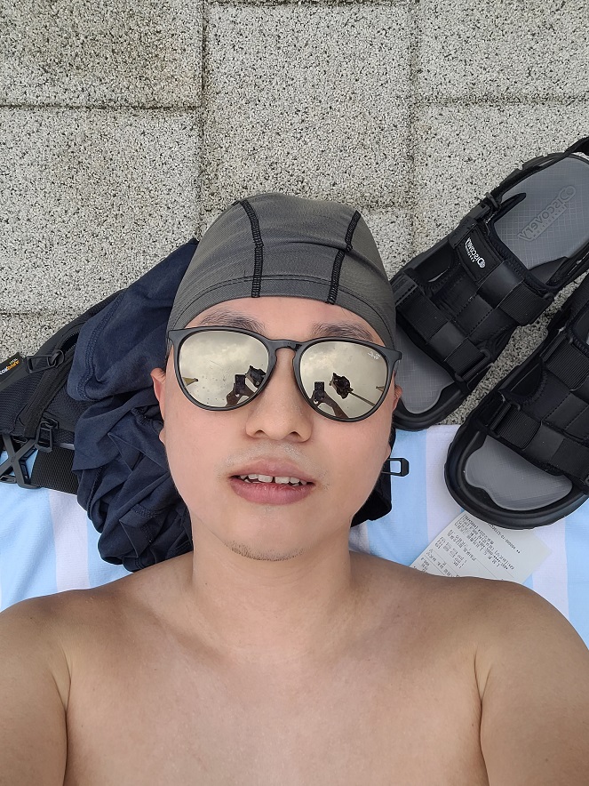 수영모도 쓰고 누워보니 아주 기부니가 좋았다 ㅎㅎ 바람도 솔솔~~ 은근 구름낀 날씨라서 해도 따갑지 않아서 좋았다. 땅은 따뜻한 것이 온돌 침대와도 같았다. 