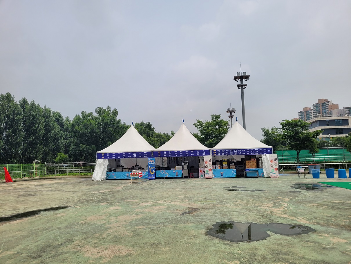 한바탕 놀고나니 12시부터 40분간 수영장 휴식시간이었다. 그래서 비치타올에 누워있다가 저 멀리 스낵바를 발견했다!