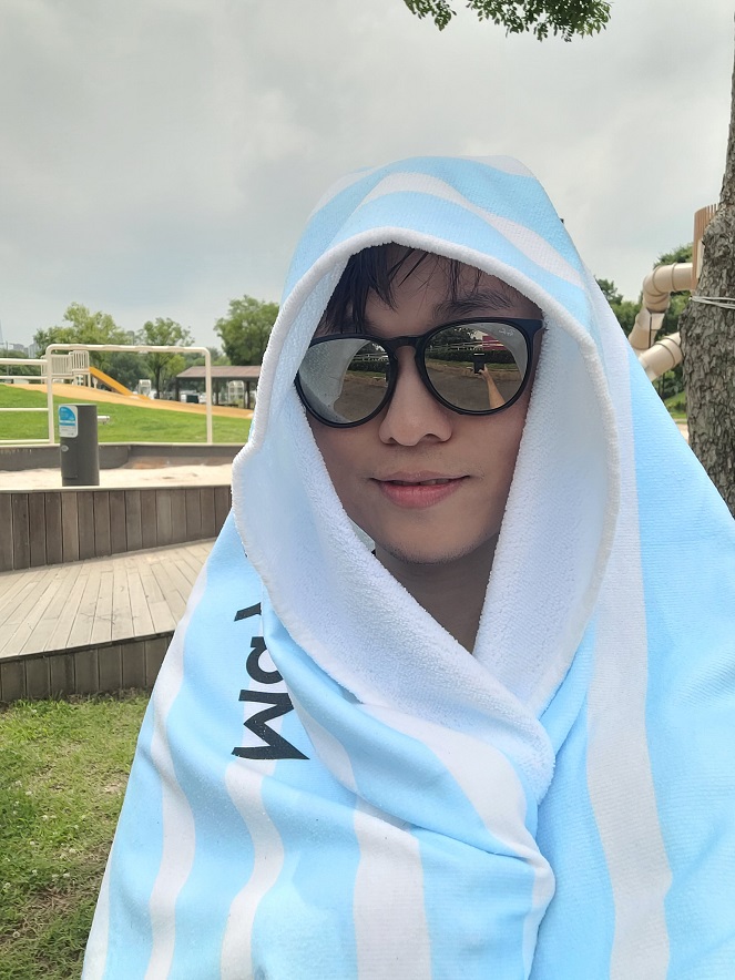 라면과 콜팝을 헤치우고 2차 수영을 했다. 그러니 시간도 1시가 넘고 해도 쨍하게 떠서 정리하고 수영장을 나왔다. 몸도 말릴 겸 산책을 더 하기로 했다. 