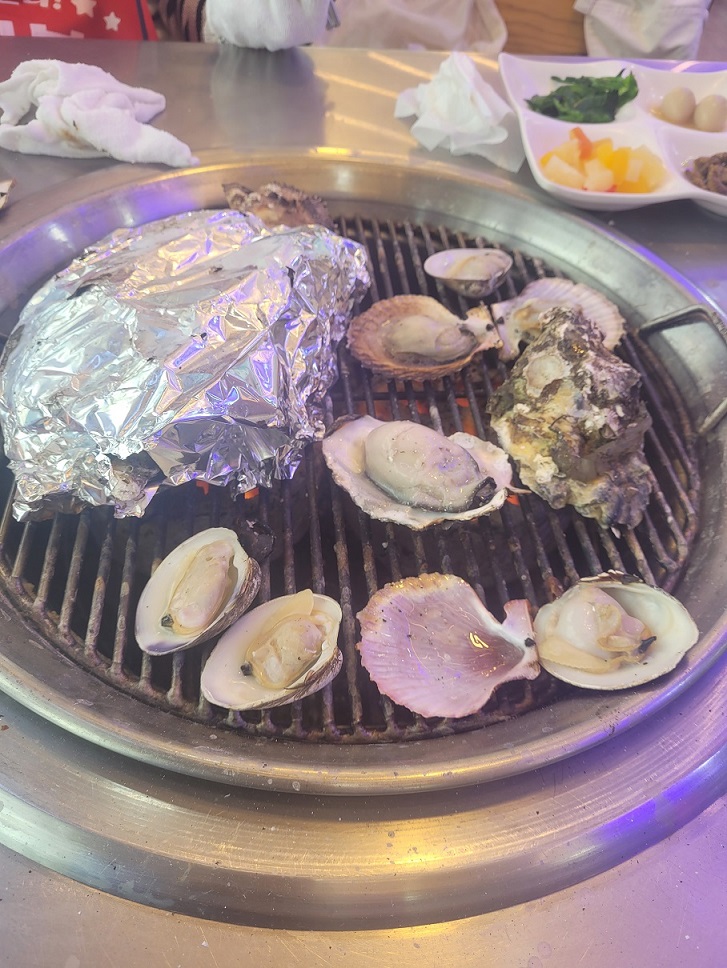 조개들이 맛있게 구워져서 잘 먹었다. 소스는 간장과 초장이었는데, 서브웨이처럼 더 다양한 소스를 조금씩 진열한다면 더 좋지 않을까 하는 생각이 들었다. 석화도 구워주셨는데, 그게 뭐냐고 질문했더니 굴이라고 말해주셨다. 원래 여름은 철이 아니라 알이 작을 수도 있다고 했으나, 나중에 까 보니 알이 통통하게 있었다. 다양한 조개들이 나와서 이게 정말 다 서해 바다에서 잡히는 것인지 여쭤봤다. 내가 예전에 갯벌에 갔을 땐 이런 조개는 못 봤기 때문이다. 그러자 사장님은 "서해에서도 오고, 중국에서도 오고, 동해에서도 온다"고 하셨다. 한 마디로 조개는 어차피 사서 만드신다는 것이다. 약간은 실망했으나 이해도 되었다. 맛만 있으면 되지 뭐. 