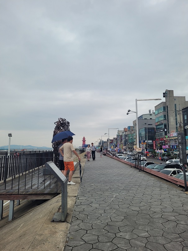 오이도 근처도 많이 발달하고 있는 것 같았다. 깨끗한 아파트 단지도 몇 개 들어선 것 같았다. 오이도에 온 것은 오랜만이었다. 한 6년만? 그간 거리도 더 깨끗해지고 뭔가 전체적으로 분위기 자체가 클린해진 느낌이 들었다. 다만 상점들이 호객행위를 하고 간판들이 전부 다닥다닥 지저분하게 붙어있고, 과도하게 불빛과 네온 사인으로 장식해 놓은 디자인은 그닥 바뀌지 않은 것 같았다. 게다가 이 날은 비가 와서 그런지 거리에도 사람이 거의 없었다. 