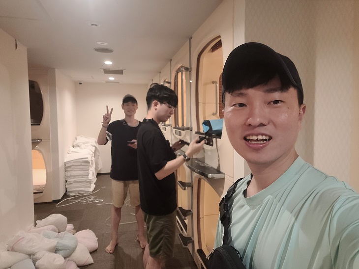 ## 1st Day: Capsule Hotel
   Though Japan is just a stone's throw from Korea, I have seldom visited. My first trip was to Osaka during my freshman year of college, a memory now mostly faded. Fast forward 10 years, and I found myself back in Japan. This time, we opted for the road less traveled—**Takamatsu**, situated near Kobe but with a more rural atmosphere. Surprisingly, we encountered hardly any Koreans throughout our trip. It was a favored spot among the Japanese, yet seemingly off the foreign tourist map. English was a rarity here. Upon our arrival, our first stop was the capsule hotel we had booked. The experience was quintessentially Japanese: the 4th floor was lined with 'capsules,' small pod-like beds tightly arranged, and the 7th floor offered a public bath. 