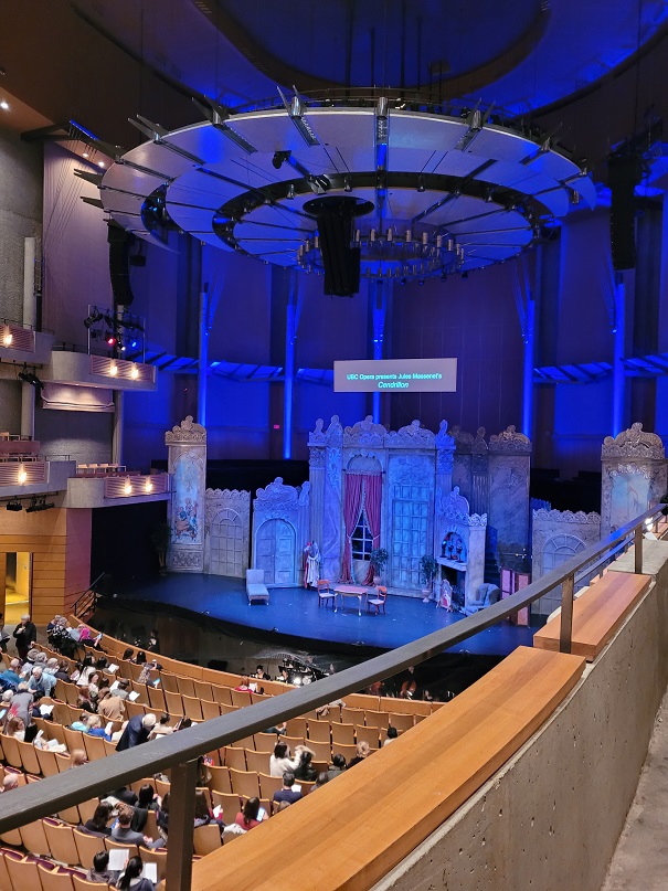 학교에서 오페라 공연을 한다고 해서 와이프와 처음으로 오페라도 보고 왔다. 학교 장미 정원 옆에 있는 "찬 예술 센터"에서 종종 학생들 주도의 예술 공연을 한다. 신데렐라 이야기? 그런거였는데 제목은 Cendrillon으로 공연이 프랑스어로 돼서 뭐라 하는지 알아듣진 못했다. 그래도 생각보단 재미있었다. 오페라는 엄청 졸릴 줄 알았다. 무대 아래 구덩이에 오케스트라가 들어가서 현장 연주를 하고, 무대에서는 배우들이 노래를 했다. 뮤지컬과는 달리 모든 대사가 노래였다. 랩 친구 쌔라와 같이 갔는데, 걔도 캐나다인이지만 프랑스어는 모른다고 했다. 