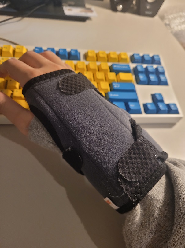 1월에 축구하다가 손목을 삐었는데 별 생각 안하고 계속 썼더니 2개월이 지나도 통증이 있다. 서울이었으면 바로 병원에 갔을텐데, 여긴 확실히 병원 접근성이 떨어지는 것 같다. 