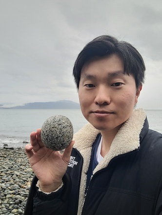 공룡알 비슷한 동그란 자갈도 발견했다! 갈라보면 DNA를 얻을 수 있을지도 모른다. 그럼 그걸 갖고 공룡을 복원할 수 있지 않을까?