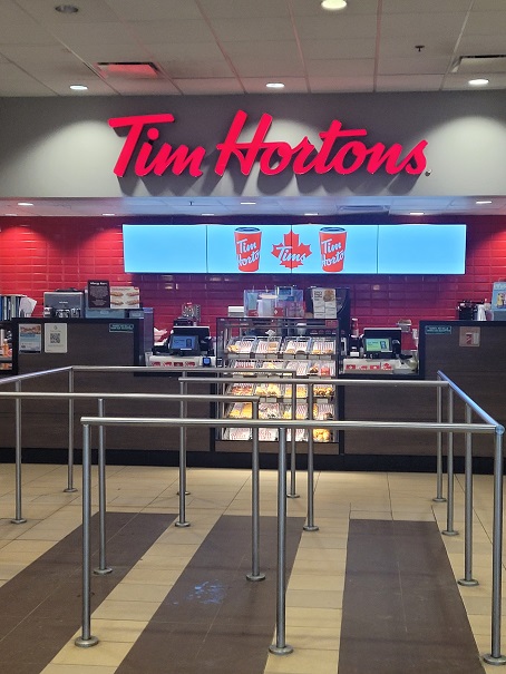 집에 가서 남은 유투브를 시청하기 위해 티미에 들려서 아이스 캡을 사 먹었다. 캐나다 대학생들 영혼의 단짝 티미..