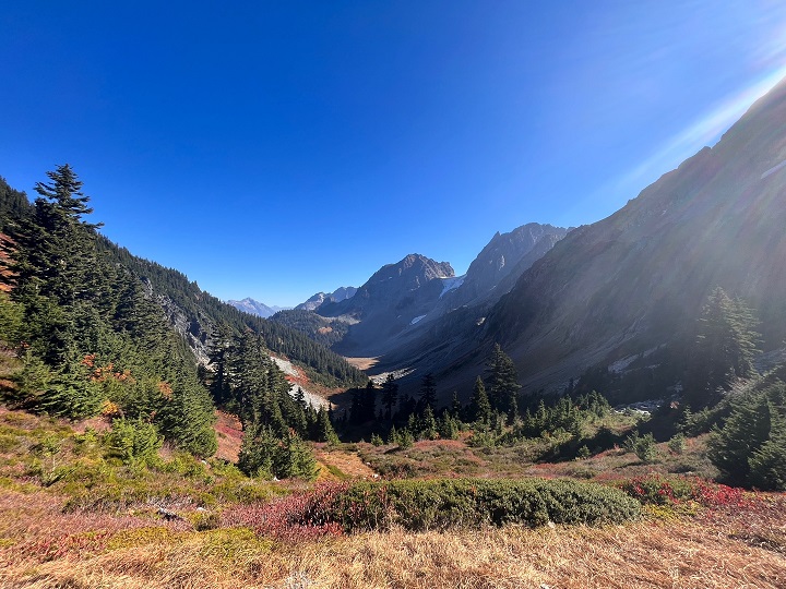 ## Mountain Majesty: Hiking in North Cascade
North Cascade is located in Washington, USA. It’s 3 hours by car from Vancouver. It’s not so difficult to hike the trails but you can see stunning views around the mountains. There are snows, autumn leaves, mysterious rocks, and trees.