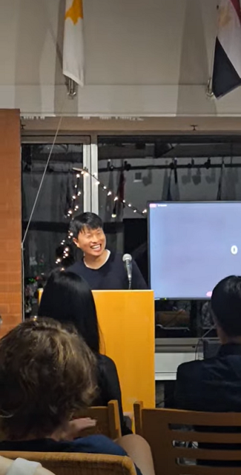 기숙사에서 장기자랑 대회를 열어서 바로 참가했다. 쟁쟁한 참가자들이 은근 많았다. 바이올린 2중주 팀도 있었고, 피아노를 치며 노래를 하는 친구도 있었다. 스탠드업 코미디를 했던 친구도 있었다. Jinlin은 그간 연습했던 축구공 오래 튀기기를 하였는데 축구공이 관객석으로 튀어서 위험했지만 재밌었다. 나는 동물 소리 흉내내기를 하였다. 닭소리, 부엉이 소리, 이상한 새 소리 내기를 했는데, 사실 급조해서 나간 거였는데 생각보다 애들 호응이 너무 좋아서 고마웠다. 역시 SJC에는 착한 애들이 많은 것 같다. 