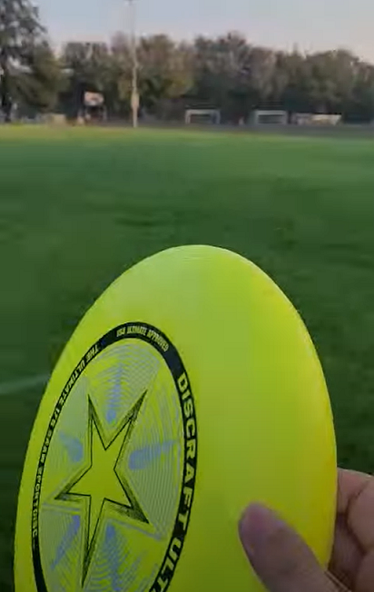 여름과 가을에는 활동하기에 좋아서 프리스비를 사서 열심히 갖고 놀았다 ㅋㅋㅋ 프리스비는 플라스틱 쟁반인데 던지면 바람을 타고 잘 날아간다. 캐치볼을 쟁반으로 하는 개념인 것 같다. 학교가 넓다 보니 학생들이 다양한 장난감을 갖고 나와서 놀고 있었다. 이 즈음 와이프나 친구들과 풀밭에 가서 쟁반 던지기를 자주 했는데 은근 하다보면 늘어서 재미있다. 처음에는 한 3m정도 가까이 떨어져서 던지면서 연습을 하다가 점점 대담해지면 엄~청 멀리 떨어져서 쟁반을 던지고 받게 된다. 다만 사람들이 많은 곳에서 하는 경우에는 쟁반이 다른 곳으로 튈 수 있어서 조심해야 한다. 