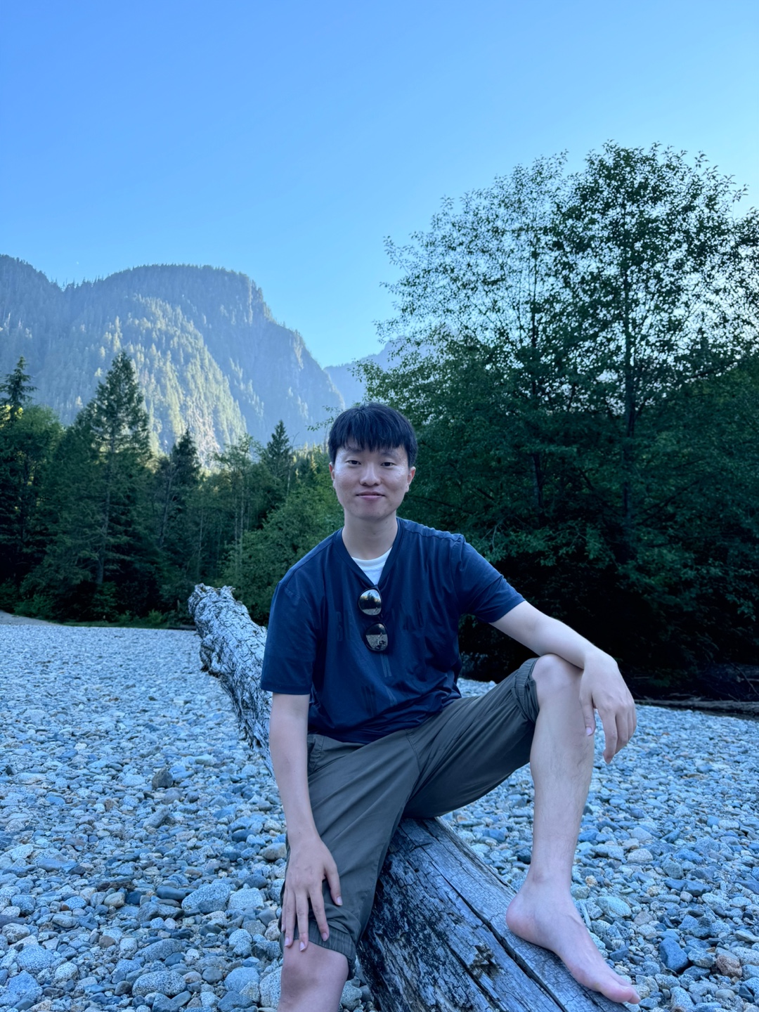 CS학과 NLP 그룹 친구들 등등과 golden ears에 등산을 다녀왔다. 쉬운 코스라고 했는데 5시간 동안 쉬지 않고 움직이는 어려운 코스였다. 산과 강의 풍경이 정말 아름다웠다. 중간에 (실수도 하고 해서) 바지를 걷고 강을 4번이나 건넜다. 강물은 아주 차가웠다. 산 위에는 얼음이 덮여있었는데, 그 물이 녹아서 흘러 내려오는 것이 분명했다. 물은 맑았지만 단 10초만 들어가도 감각이 사라지는 것과 같은 차가움이었다. 끝나고 코퀴틀람의 한국 식당에 가서 밤 시간에 저녁을 먹었다. 난 등산 하고 나면 당연히 탕이 끌리므로 뼈해장국을 골랐다. 주변 외국 친구들이 추천해달라고 해서 별생각 없이 뼈해장국을 추천해줬는데, 제대로 못 먹을정도로 매워해서 좀 미안했다. 뼈해장국이 그렇게 매운 음식인가.. 하고 생각했는데 다음부터는 맑은 국물 음식을 추천해줘야겠다고 생각했다. 게다가 한 이탈리아 친구는 젓가락질이 서툴러서 뼈해장국의 고기를 바르는 것을 어려워했다. 