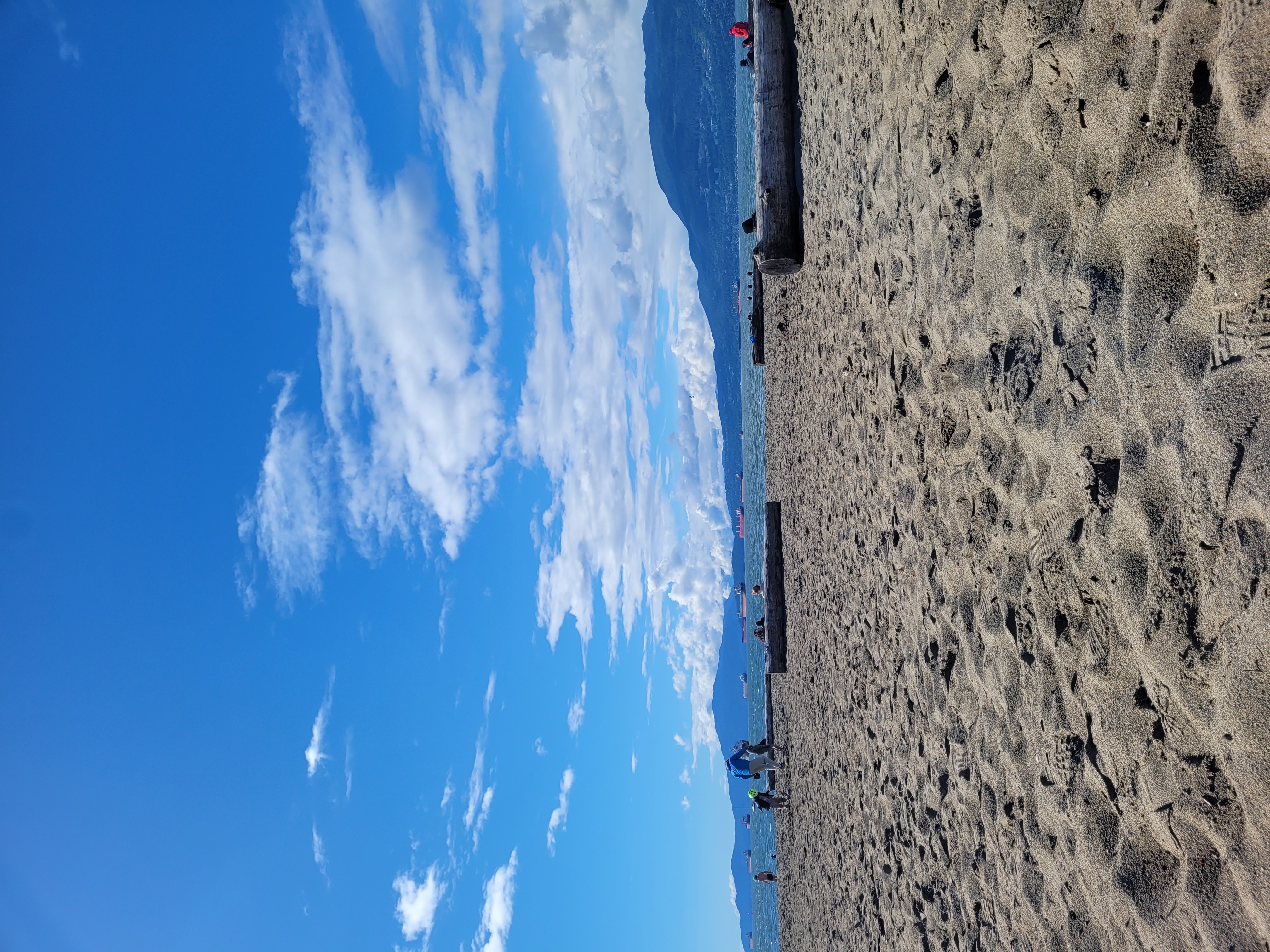 킷실라노 해변 주변도 아름답고 사람도 많고 발달했다. 