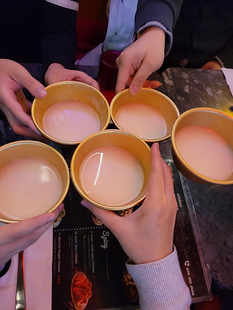 연말이 되어 중국 친구들에게 한국식 치킨집을 소개해주었다. 킷실라노 근처의 충만 치킨에 가서 치킨을 잔뜩 먹고 막걸리도 시켜 먹었다. 이런저런 한 해의 얘기도 하고 최근에 뜨는 AI 연구 얘기도 하면서 잘 놀았다. 