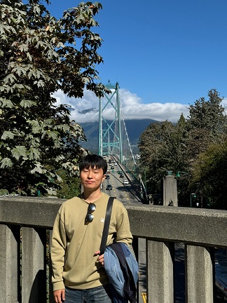 한 번은 스탠리 파크에 드디어 가서 놀았다! 근데 내리는 걸 정문에 내리지 않고 중앙에 내려서 한참 트래킹을 하였다. 엄청 컸다. 길을 걷는데 달팽이 (banana slug)들이 엄청 많았다. 일부는 등산객들에게 밟혀서 죽었는데 너무 불쌍했다 ㅜㅜ 그런데 길에 너무 많이 나와서 어쩔 수 없었나보다. 가다가 숲에서 예쁜 달팽이를 발견해서 나뭇가지로 건드려봤더니 눈과 몸을 잔뜩 움츠렸다. 미안하다고 하고 길을 다시 갔다. 스탠리 파크 정상에 있는 카페에서 시간을 때우다가 근처에 있는 lions gate bridge로 가서 구경을 했다. 내친김에 그 다리를 건너보기로 했는데 이는 실수였다. 이미 오래 걸어서 좀 힘들었는데 다리를 걸어서 건너는게 40분은 걸렸던 것 같다. 하지만 즐거운 여행이었다. 