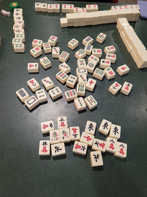 내친 김에 마작도 배워봤는데 규칙이 너무 어려워서 연습이 필요할 것 같다. 